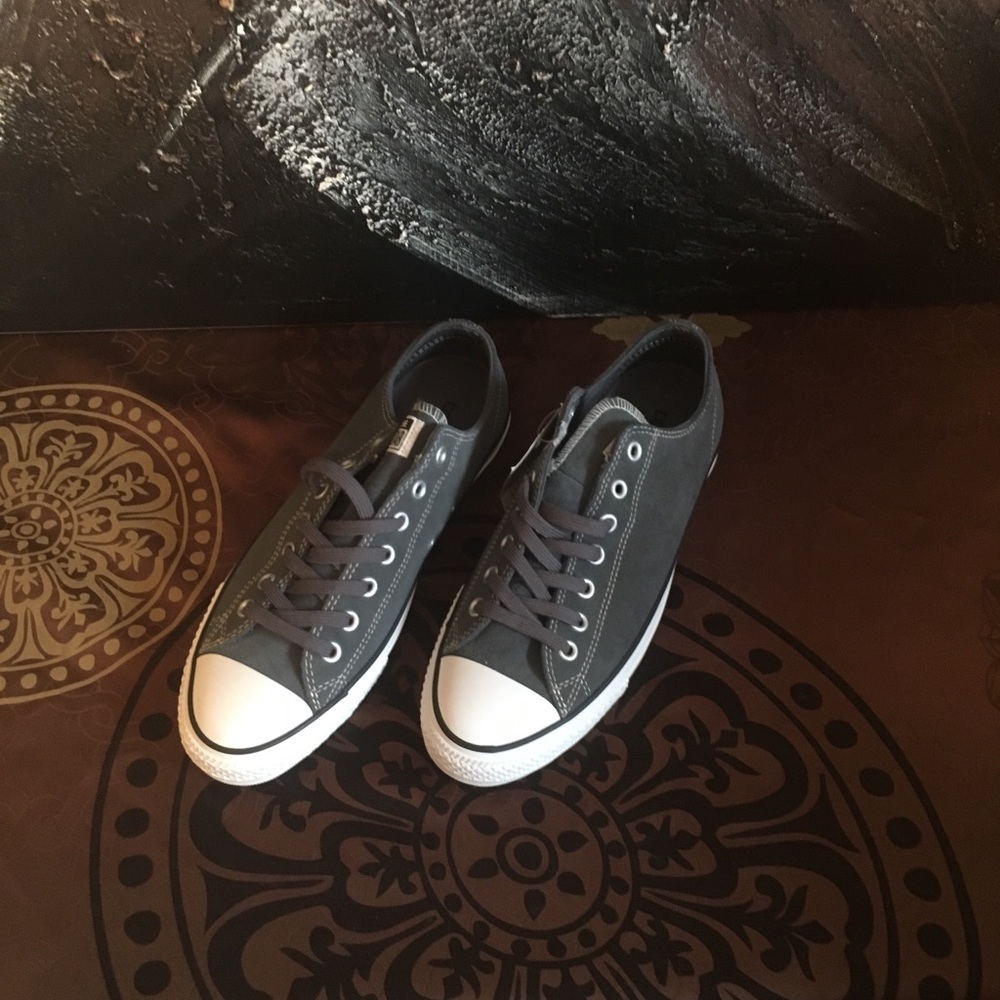 MEN’S SUEDE CONVERSE SNEAKER